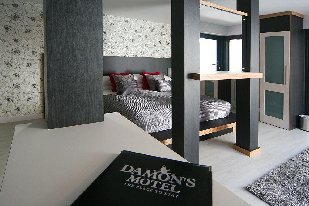 Damon's Hotel Lincoln